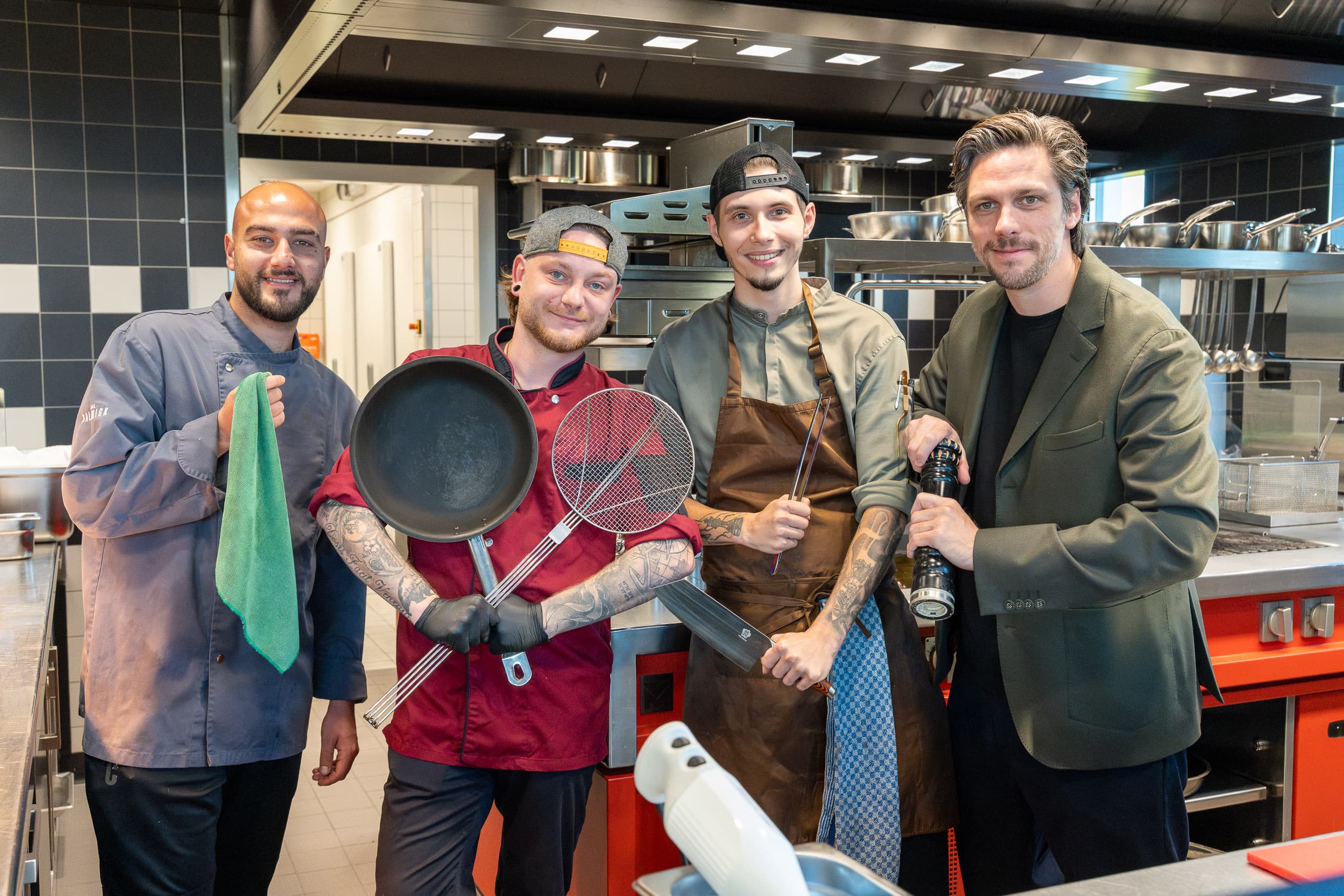 Das Küchenteam des Dalwigk mit dem Geschäftsführer in der Küche.